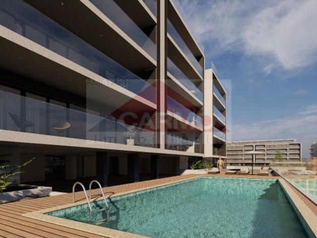 T4 com acabamentos de luxo, Condomínio com Piscina e Ginásio. Oferta da Escritura