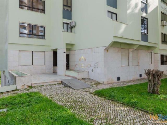 T4 com box no Casal da Serra | 25053923204