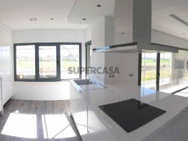 T4 com Elevada Qualidade de Acabamentos. Oferta da Escritura