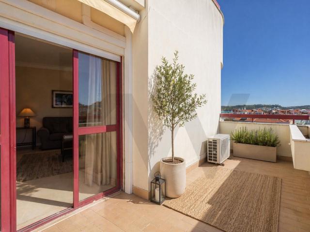 T4 com Terraços em Algés