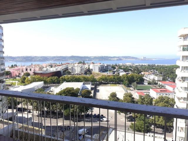 T4 com vista panorâmica para remodelar no Restelo 225m² Belém