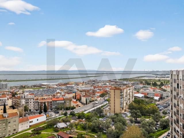 T4 com vista panorâmica sobre o Tejo, quatro varandas e garagem em box
