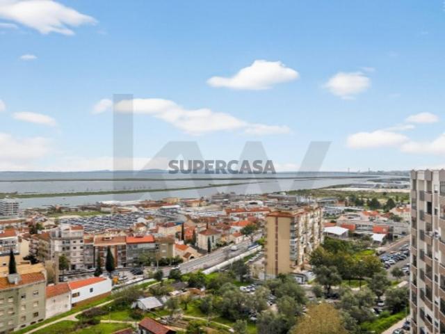 T4 com vista panorâmica sobre o Tejo, quatro varandas e garagem em box