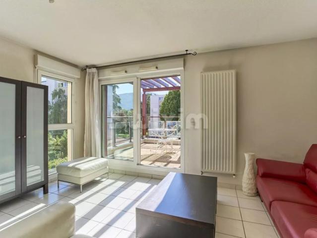 T4 duplex, emplacement rêvé, situation calme avec extérieurs à 2 min du tram et de la douane