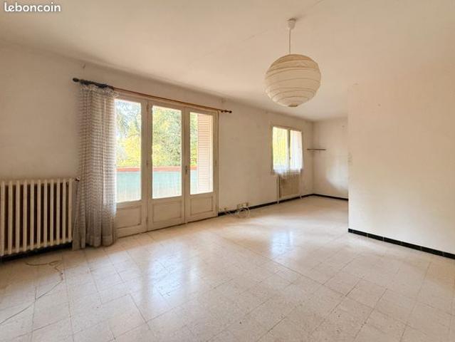 T4 de 81m2, Saint Eloi, avec garage, cave et terrasse, à rénover – 190.000 FAI