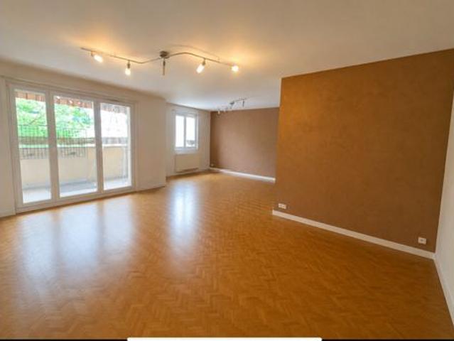 T4 de 90 m² avec balcon, cave et stationnements