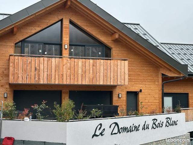T4 de 97 m2 avec en 21 m de surface utile en FRAIS DE NOTAIRE REDUIT avec terrasse/cave, casier ski, et 1 parkings couverts