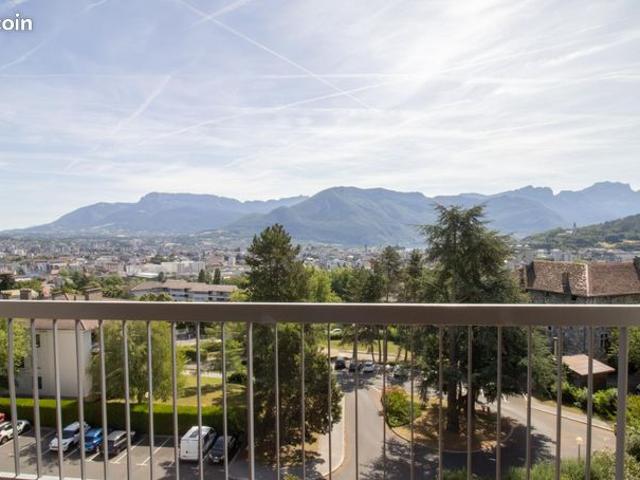 T4 dernier étage avec vue lac et montagnes