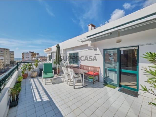 T4 Duplex Costa de Caparica com 1 lugar de garagem box e um excelente terraço
