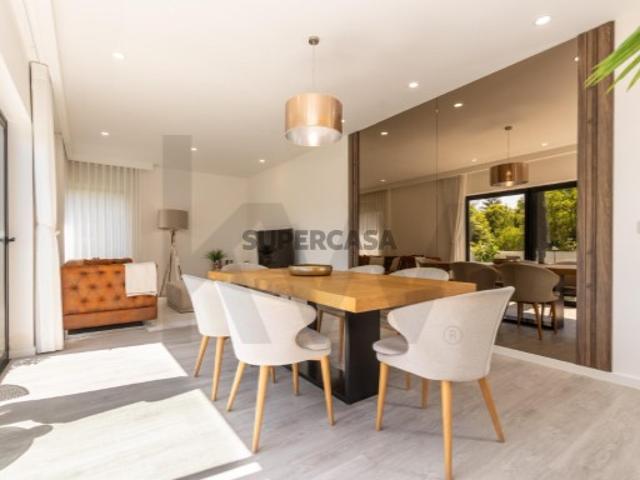 T4 Duplex de Luxo | 336,96m² | Como Novo | Empreendimento Fechado com Piscina perto de Ponta Delgada