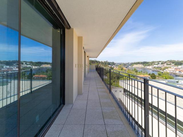 T4 Duplex de Luxo com 4 Suítes e Vista Rio em Gaia 242m² São Pedro Da Afurada