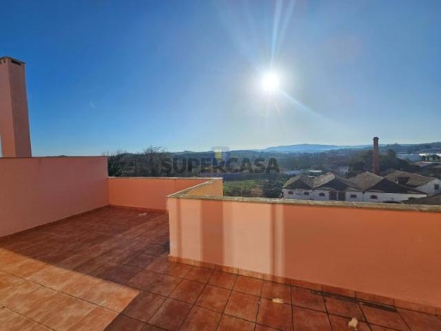T4 Duplex no Centro do Bombarral c/ Piscina, Campo de Jogos e Parque Infantil