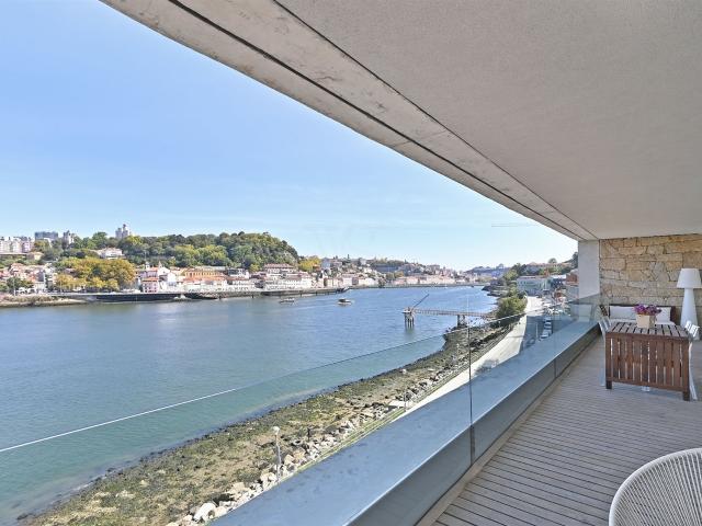 T4 em 1ª Linha de Rio com Vista sobre a Cidade do Porto e Va. 154m² São Pedro Da Afurada