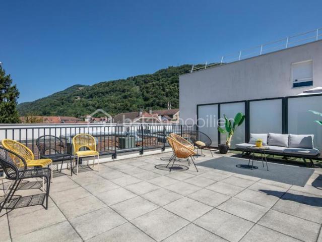 T4 EN ATTIQUE, DERNIER ÉTAGE, TERRASSE DE 37 M² ET VUE SUR LA CHARTREUSE