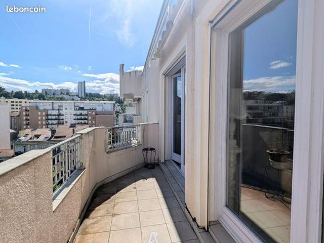 T4 en dernier étage avec vue sur le Pilat et en bas des commerces