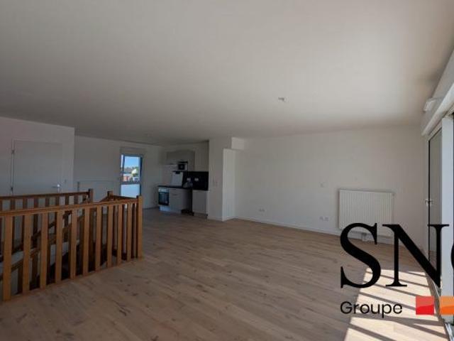 T4 EN DUPLEX DERNIER ETAGE 2 EXTERIEURES DONT UNE TERRASSE DE 27 M² EXPOSEE SUD OUEST UN PARKING AU SOUS SOL LIBRE DE SUITE