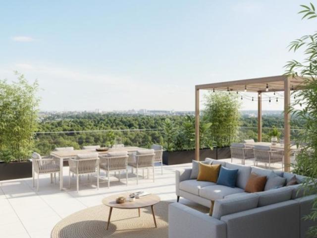 T4 en étage élevé Terrasse de 52m2 exposé Sud Sud/Est proche RER C Parking Cellier