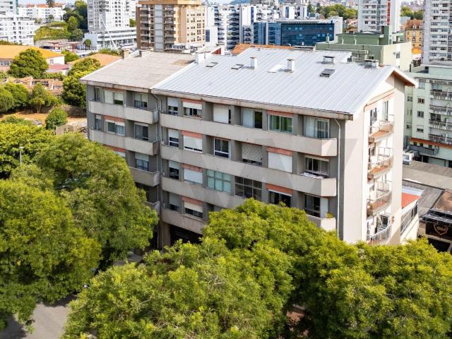 T4 espaçoso com varanda, elevador e garagem no Bom Sucesso