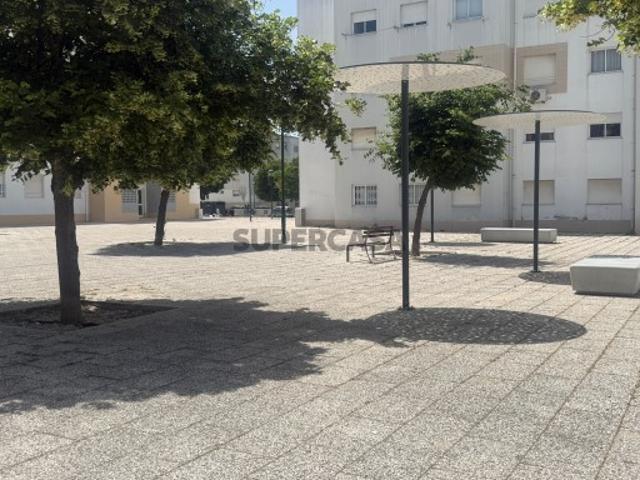 T4 Espaçoso em Carnaxide | Excelente Localização
