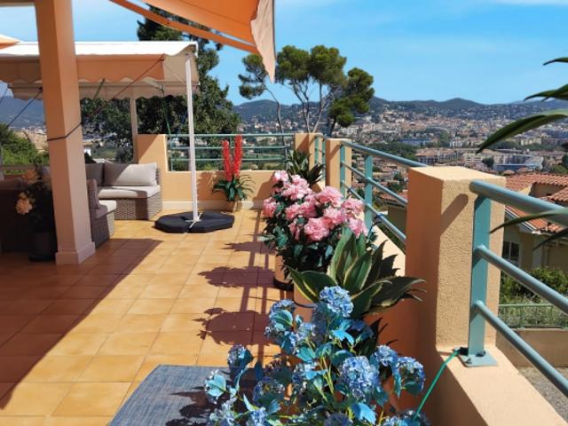 T4 HYERES TRAVERSANT TERRASSE VUE MER