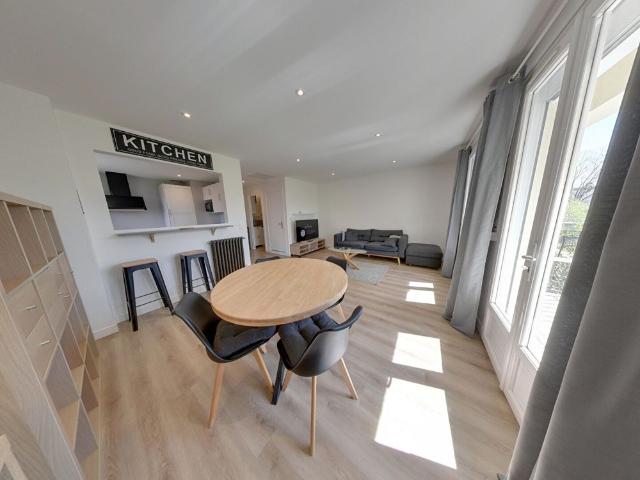 T4 Ã l'etage d'une maison avec balcon, cave et cour privative