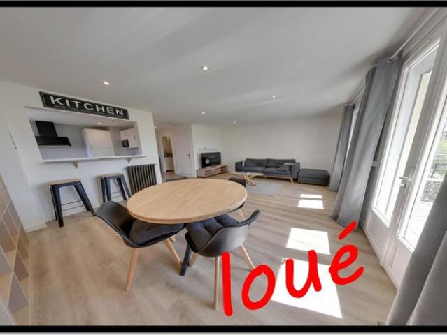 T4 Ã l'etage d'une maison avec balcon, cave et cour privative