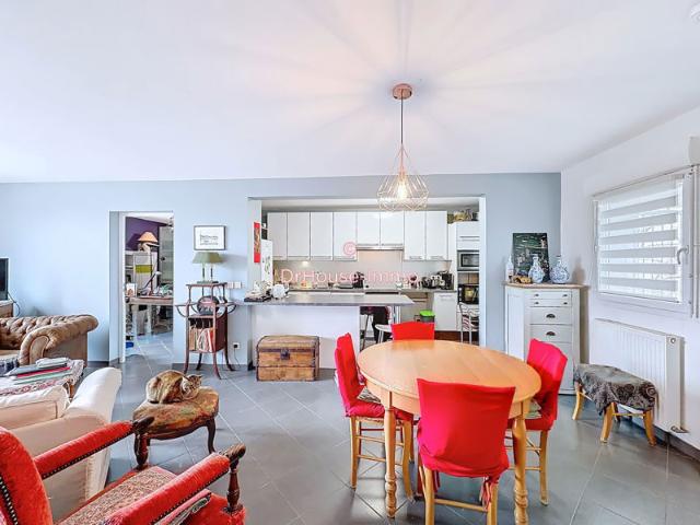 T4 lumineux avec balcon et grand garage ouvert Résidence récente avec ascenseur