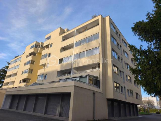 T4 lumineux avec cave, place de parking et garage