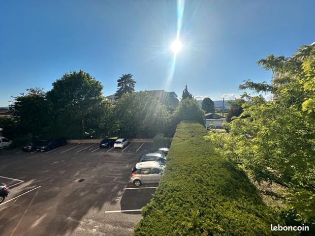 T4 lumineux avec 2 balcons, cave et parking