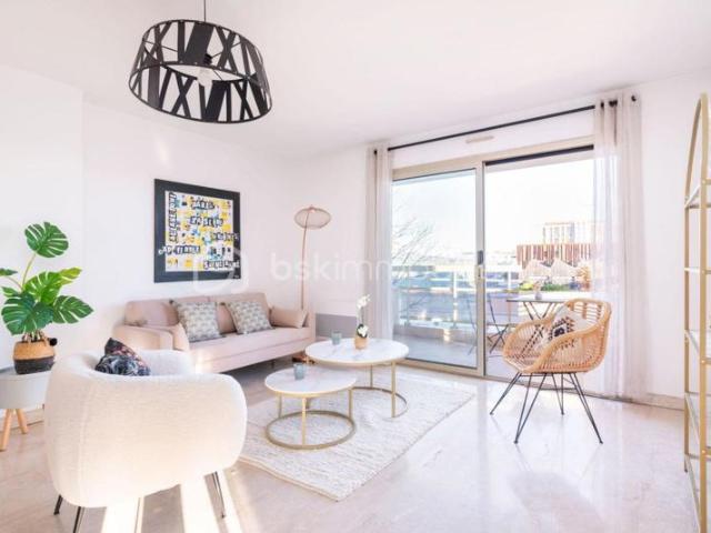 T4 LUMINEUX AVEC 2 BALCONS, GARAGE, PLACE DE PARKING ET CAVE