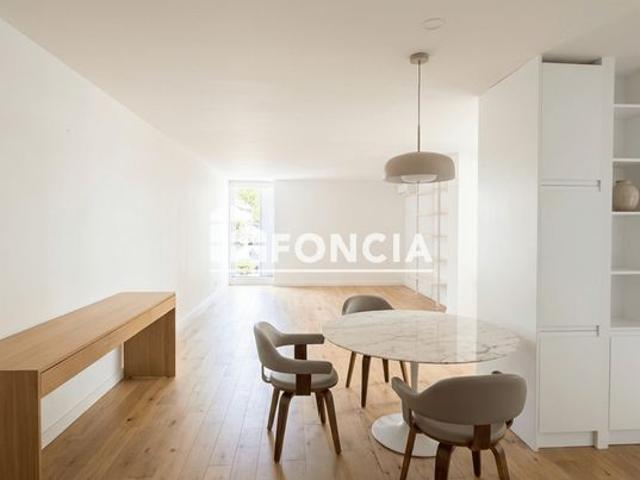 T4 de 79m2 / terrasse 43m2/ transports en commun a 2 minutes