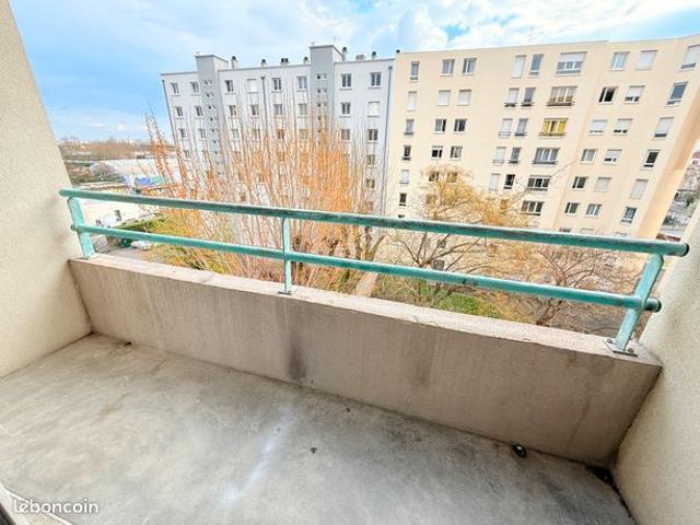 T4 Lyon 7 – Balcon – Garage double – Métro Debourg