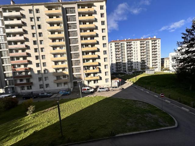 T4 LYON 8 AVEC BALCON CAVE ET PROCHE METRO LAENNEC.