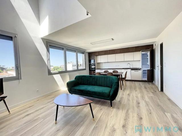 T4 meublé de 106.39 m2 en duplex, avec place de parking