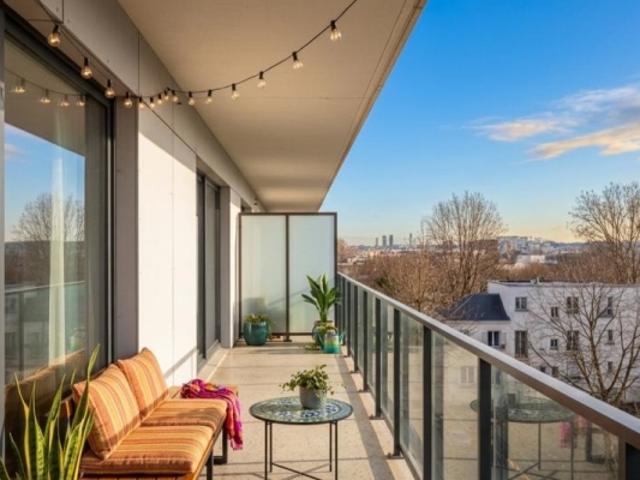 T4 orienté SUD OUEST avec BALCON, proche MÉTRO