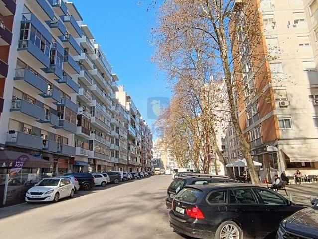 T4 remodelado em zona central de Benfica, Lisboa | 25043924790