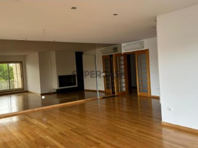 T4 Remodelado para venda com 210m², 2 Garagens e Localização Premium