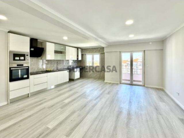 T4 remodelado pronto a habitar no centro da Amora