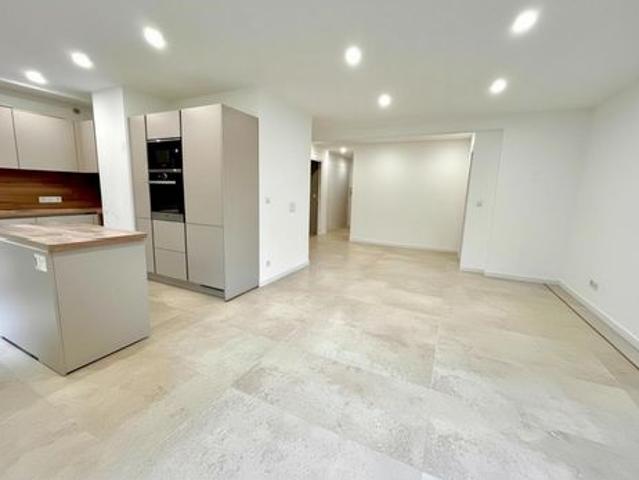 T4 rénové de 84 m² avec balcon filant, ascenseur et parking