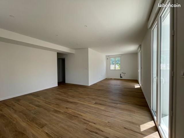 T4 rénové de 86,50 m² avec deux balcons plein sud
