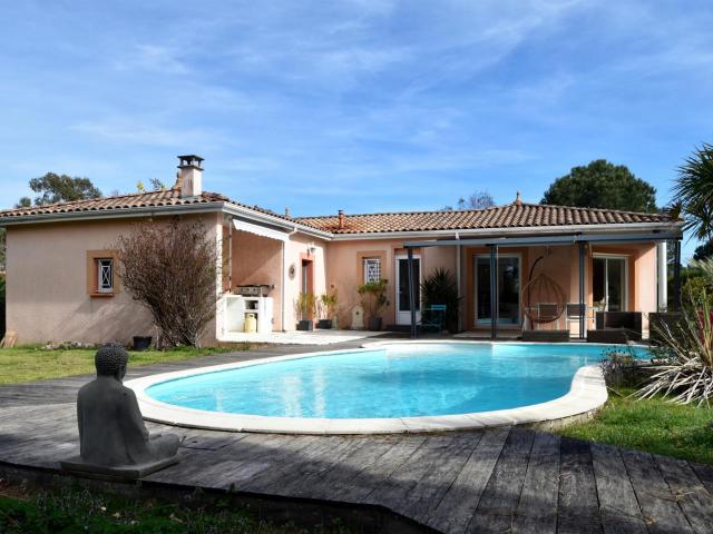 T5 142 m2 2000 m2 proche Fronton 142m² Fronton