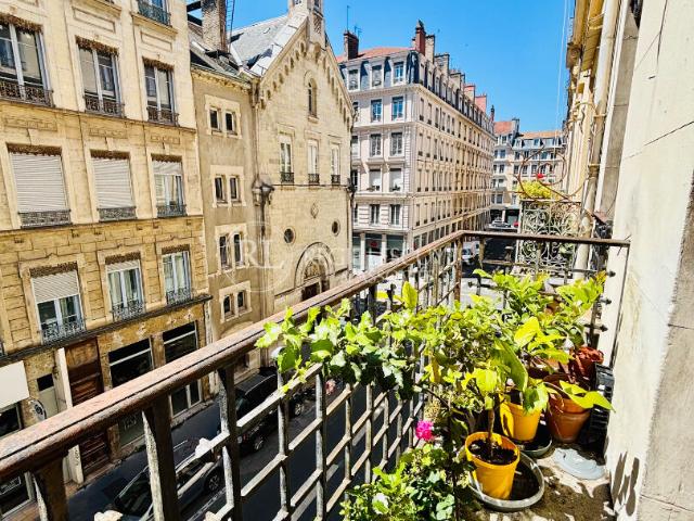 T5 traversant idéalement situé dans le 6éme arrondissement