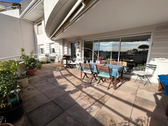 T5 traversant + terrasse + 2 parkings résidence avec piscine