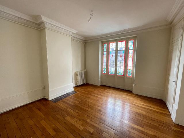 T5 au 2ème étage avec balcon centre ville