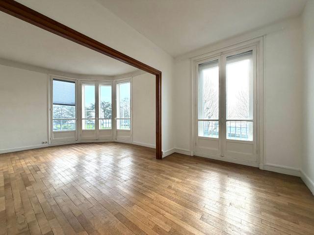 T5 AVEC ASCENSEUR ET PARKING RUE DE DENVER 110 m²