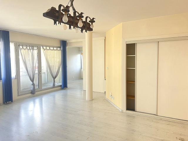 T5 de 98m2, balcon terrasse, cave et parking