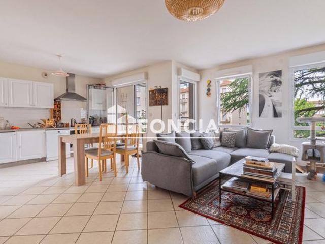 T5 de 107 m² avec terrasse, garage double et cave dans une résidence de standing