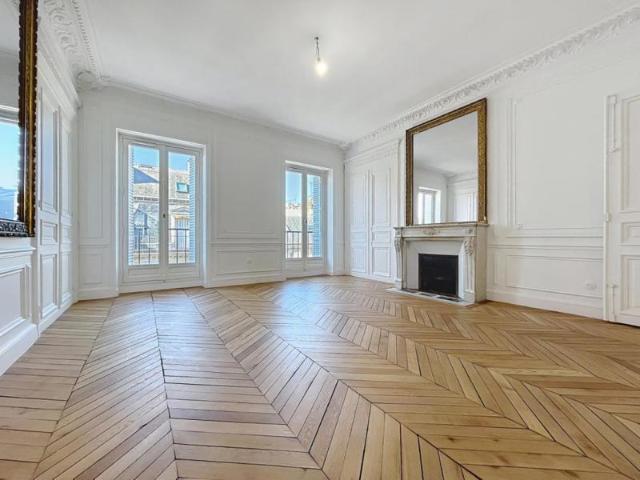 T5 de 156.93 non meublé, rue de Liège Paris 8
