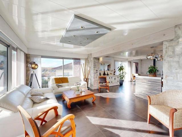 T5 avec vue montagne avec garage et piscine 154 m²