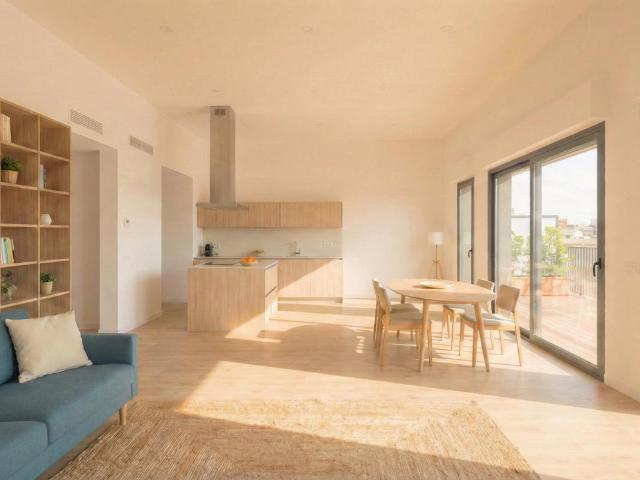 T5 LUMINEUX idéalement situé de 106m2 au dernier étage avec 25M2 d'espace extérieur Proche RER A et RER E